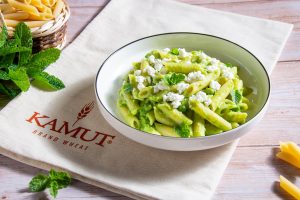 Pasta Kamut con crema di piselli, menta e feta