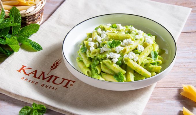 Pasta Kamut con crema di piselli, menta e feta