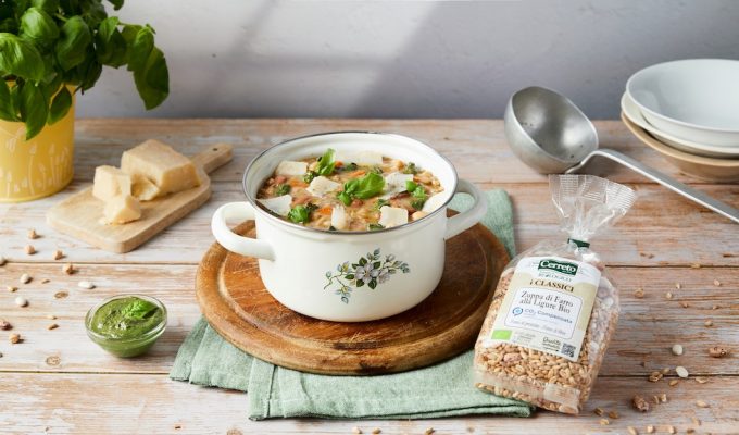 Zuppa di farro alla ligure con pesto e parmigiano