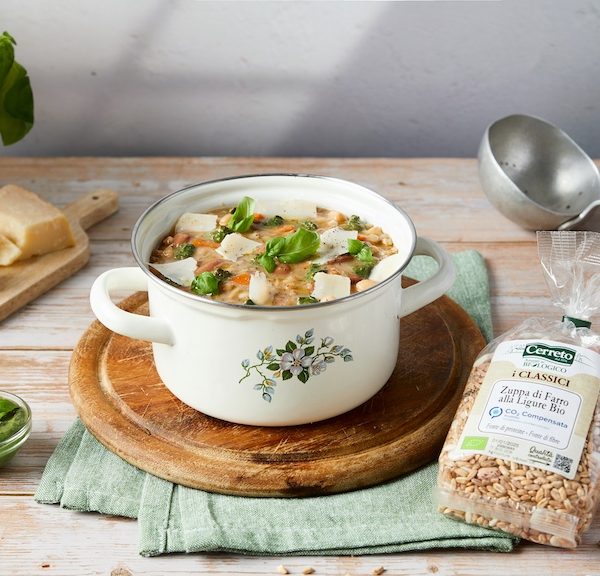 Zuppa di farro alla ligure con pesto e parmigiano