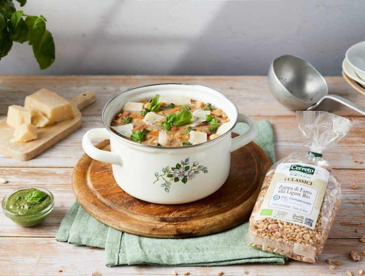 Zuppa di farro alla ligure con pesto e parmigiano