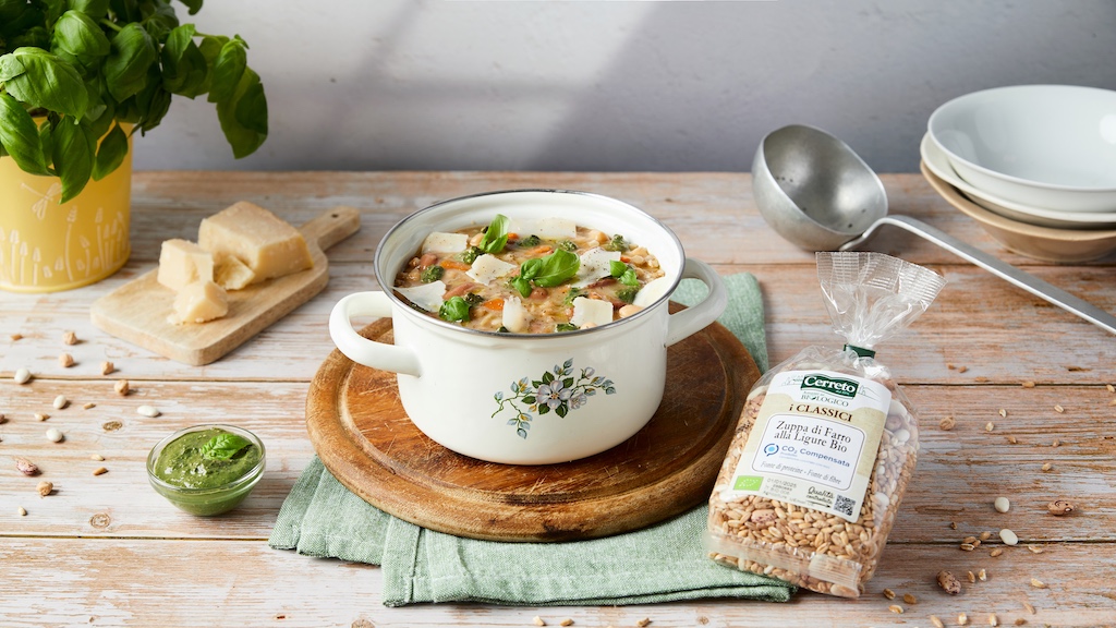 Zuppa di farro alla ligure con pesto e parmigiano